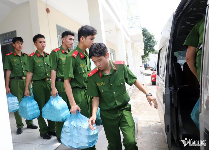 Các chiến sĩ PC10 chuyển từng suất cơm lên xe, để mang đến Bệnh viện Đa khoa tỉnh Vĩnh Long trao tặng người dân