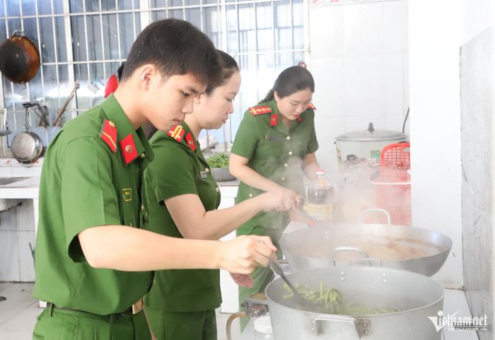 Cán bộ, chiến sĩ PC10 Công an tỉnh Vĩnh Long chuẩn bị những suất cơm nghĩa tình tặng bệnh nhân nghèo, người nhà bệnh nhân