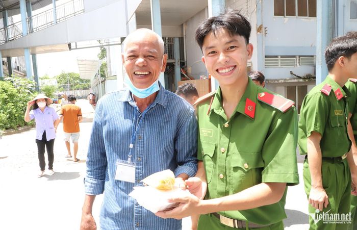 Chưa đầy một giờ, 200 suất cơm cùng canh nóng được trao tận tay bệnh nhân nghèo và người nhà bệnh nhân