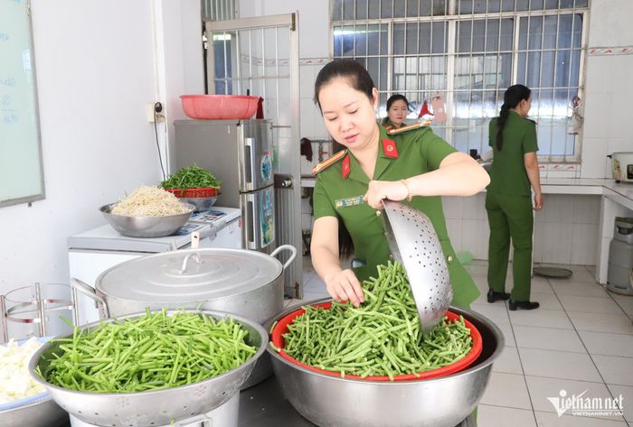 Mỗi người một việc, cùng chung tay chuẩn bị các suất cơm 