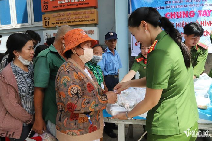 Cán bộ, chiến sĩ thăm hỏi, động viên người dân khi trao những suất cơm nghĩa tình