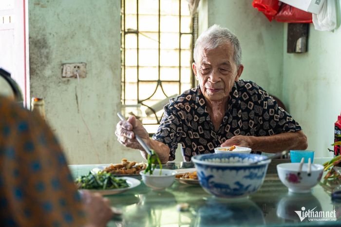 Đại tá Công an 102 tuổi duy trì lối sống điều độ, tinh thần lạc quan, tích cực