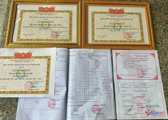 Những tấm giấy khen là thành quả nỗ lực của cậu học trò mồ côi mẹ.