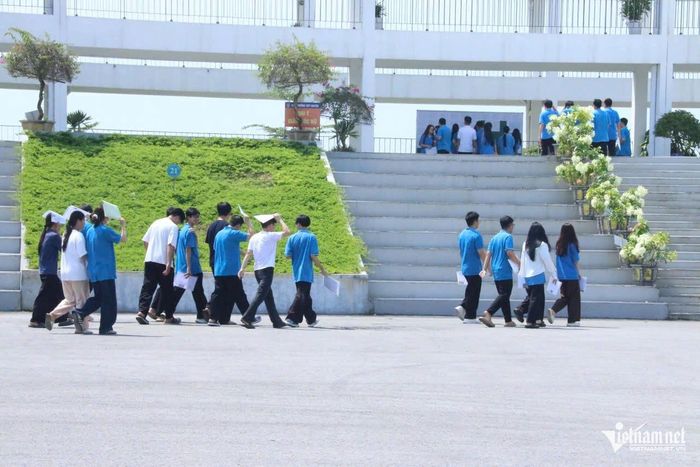 Thí sinh tham gia kỳ thi lại tốt nghiệp ở điểm thi Trường THPT Chuyên Tuyên Quang. Ảnh: Thanh Hùng