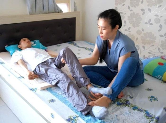 Thời gian đầu, chị Trúc cùng anh Tín ở bệnh viện để anh tập vật lý trị liệu, còn chị học cách chăm sóc người bại liệt. Ảnh: NVCC