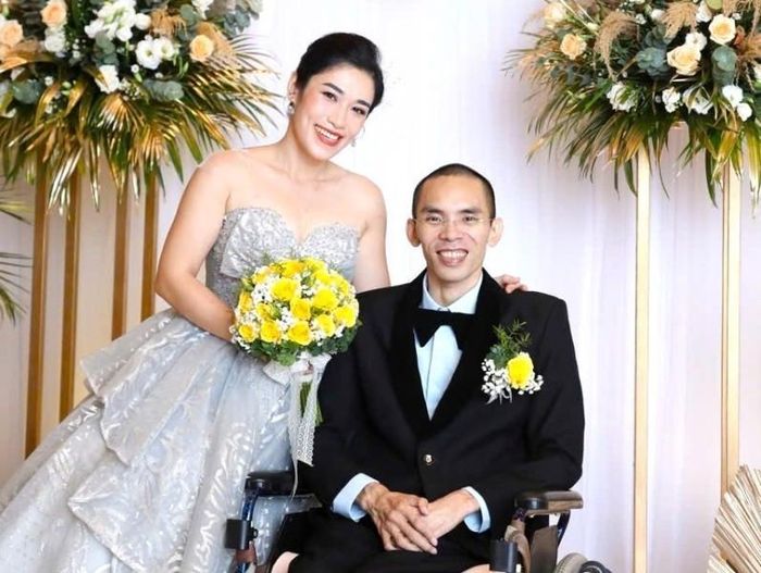 Với Chánh Tín, bạn đời Nguyễn Thủy Trúc là món quà kỳ diệu từ cuộc sống. Ảnh: NVCC