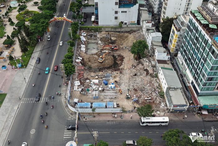 Khu đất ven biển Nha Trang đang được quây tôn, san gạt mặt bằng để chuẩn bị triển khai dự án. Ảnh: Xuân Ngọc