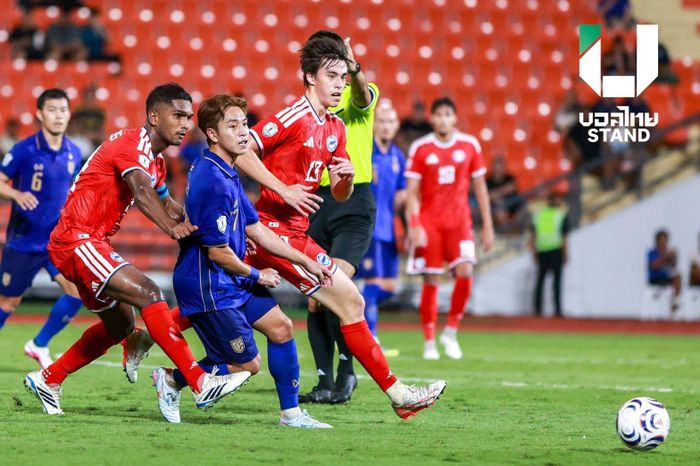 Thái Lan thua 1-2 trước Singapore ở bán kết lượt về nhưng vào chung kết nhờ thắng chung cuộc 4-3. Ảnh: Ball Thai Stand