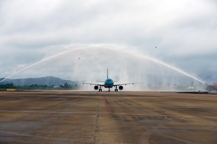 Nghi thức phun vòi nước chào mừng chuyến bay đầu tiên đáp xuống Sân bay Liên Khương, sáng 19/8. Ảnh: Ngọc Đoàn