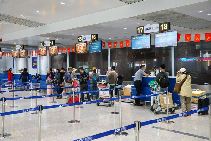 Sân bay Liên Khương hoạt động trở lại sau gần 6 tháng tạm dừng. Ảnh: Đoàn Ngọc