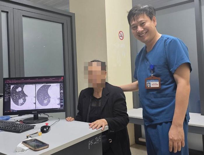 Bác sĩ Cường tư vấn cho người nhà bệnh nhân. Ảnh: BSCC.