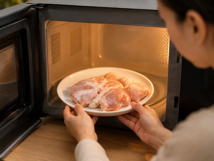 Rã đông thịt cấp tốc bằng thiết bị nhà bếp. Ảnh minh họa: AI