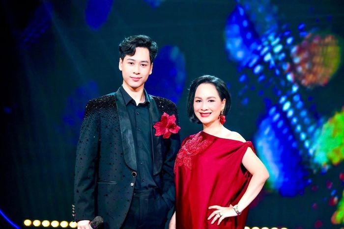 Thượng tá - ca sĩ Thanh Tâm và con trai - Á vương Minh Tuấn.