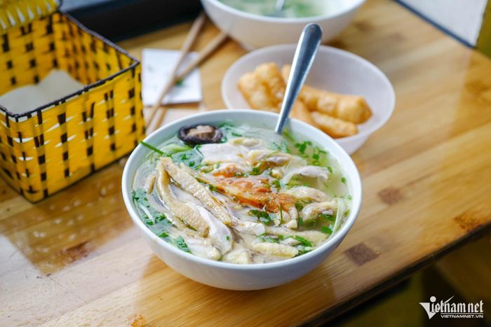 Phở Tiến thu hút đông đúc khách trong nước và quốc tế