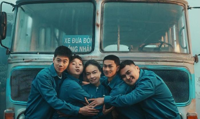 Nguyễn Hùng cùng các diễn viên trong "Bò sữa bay". 
