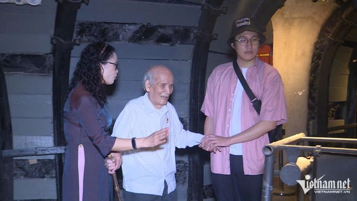 Cụ Đàm đến thăm quan không gian mỏ than hầm lò tại Bảo tàng Quảng Ninh. Ảnh: Mỹ Dung