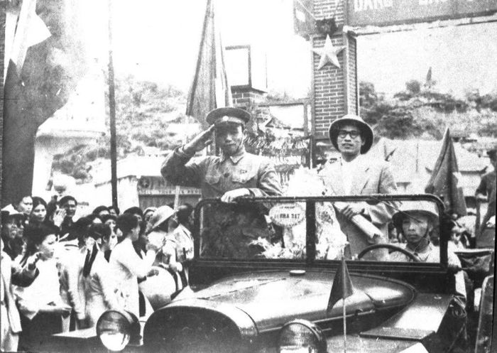 Cụ Nguyễn Ngọc Đàm (người đứng, đội mũ cối) trên ô tô về tiếp quản thị xã Hòn Gai ngày 25/4/1955. Ảnh: Nhân vật cung cấp