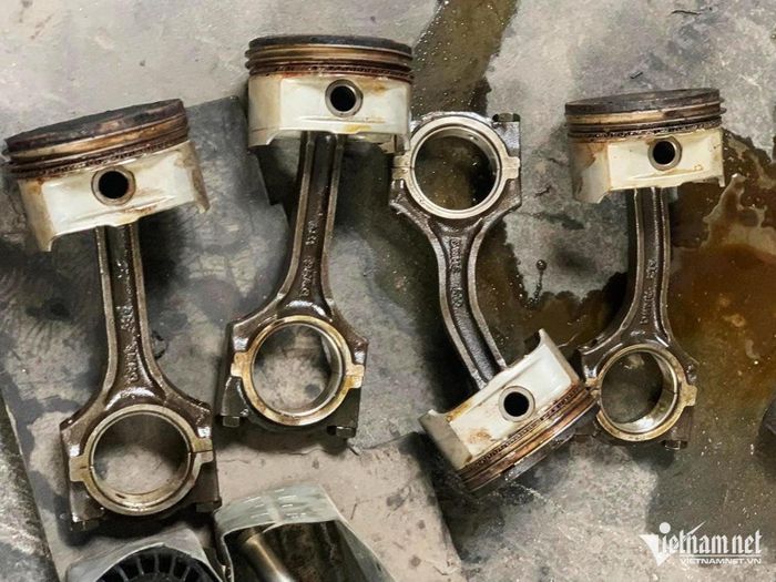 Bộ tay biên trong động cơ của một chiếc Toyota Camry bị thủy kích do tài xế cố đi vào vùng ngập. Ảnh: Hoàng Hiệp