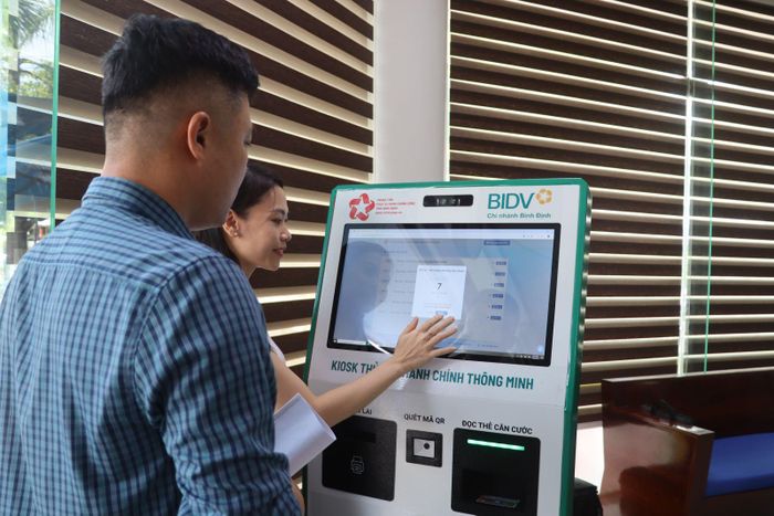 Người dân thao tác tại kiosk thủ tục hành chính thông minh. Ảnh: Trang Lê
