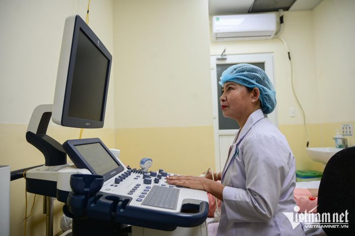 Ưu tiên biên chế viên chức cho y tế, đặc biệt là trạm y tế cấp xã. Ảnh: Nguyễn Huế