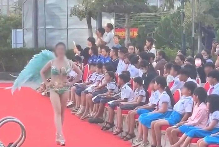Học sinh theo dõi phần trình diễn trang phục áo tắm tại phần thi phụ của cuộc thi Hoa hậu Du lịch Bản sắc Việt Nam 2026. Ảnh: Cắt từ clip
