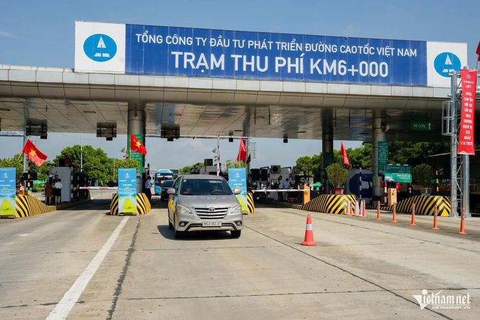 Chủ xe dựa vào tần suất sử dụng của mình khi đi qua các trạm thu phí BOT có thể lựa chọn hình thức thanh toán tài khoản giao thông cho phù hợp. Ảnh: N. Huyền