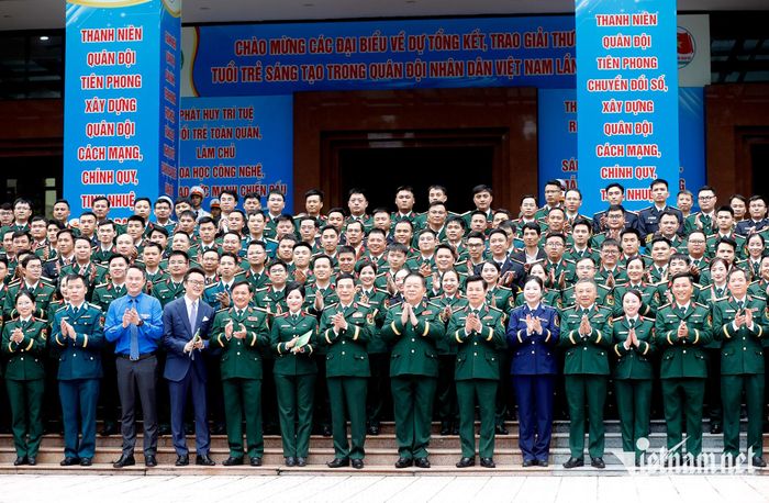 Đại tướng Phan Văn Giang, Phó Thủ tướng, Bộ trưởng Quốc phòng và Đại tướng Nguyễn Trọng Nghĩa, Chủ nhiệm Tổng cục Chính trị QĐND Việt Nam và các đại biểu