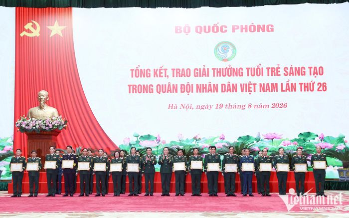 Đại tướng Phan Văn Giang và Đại tướng Nguyễn Trọng Nghĩa trao bằng khen cho các tập thể, cá nhân đạt giải