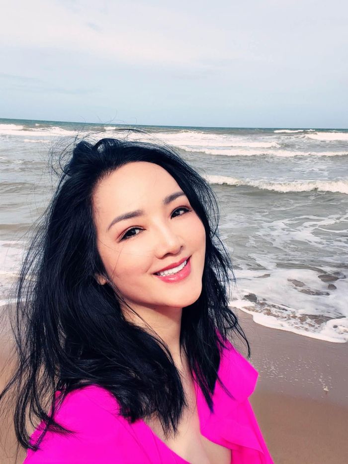 Hoa hậu Giáng My đẹp rạng ngời bên biển.