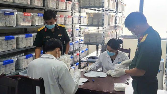Bộ CHQS TP Huế bàn giao mẫu hài cốt liệt sĩ cho Viện Hàn lâm KH&CN Việt Nam. Ảnh: Lê Sáu