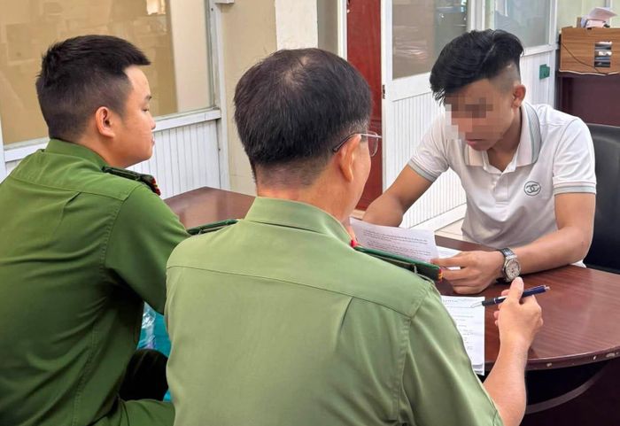 Công an làm việc với Dương Hồng P. Ảnh: CACC