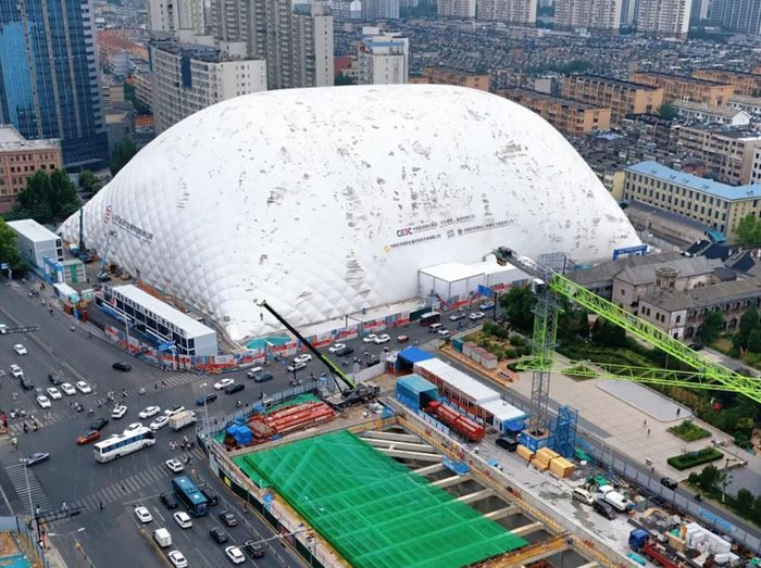 Mái vòm khí nén khổng lồ cao 50 mét, rộng 20.000m² bao phủ toàn bộ công trường dự án Hồng Lâu 1905 tại thành phố Tế Nam, tỉnh Sơn Đông, Trung Quốc. Ảnh: Yanko Design