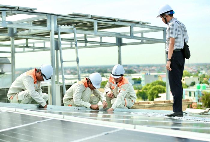 Theo ông Hoàng Anh Tuấn, Giám đốc Việt Hùng Power, việc khảo sát biểu đồ phụ tải, thời điểm tiêu thụ điện, diện tích và kết cấu mái, hệ thống điện hiện hữu, máy biến áp, tủ điện, thiết bị bảo vệ... là những bước quan trọng trước khi doanh nghiệp quyết định đầu tư.