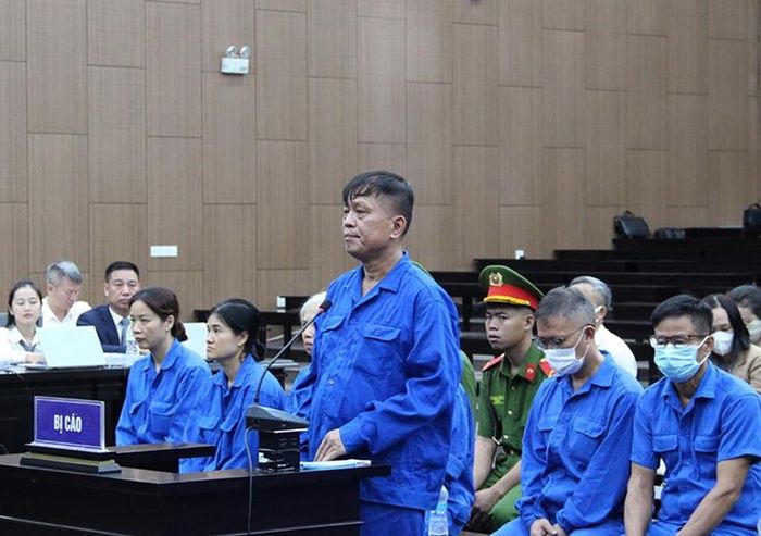 Cựu Thứ trưởng Bộ Lao động Thương binh và Xã hội Nguyễn Bá Hoan trước bục khai báo.