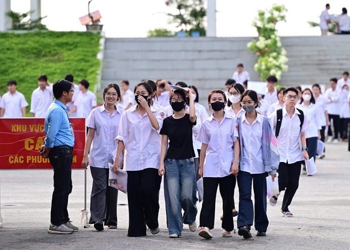 Các thí sinh dự thi lại tại điểm thi Trường THPT Chuyên Tuyên Quang. Ảnh: Đ.T