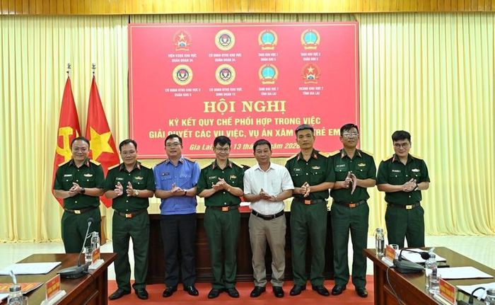  Đồng chí Thượng tá Hoàng Thanh Đức, Viện trưởng VKSQS khu vực Quân đoàn 34 chụp ảnh cùng đại diện các cơ quan, đơn vị ký kết.