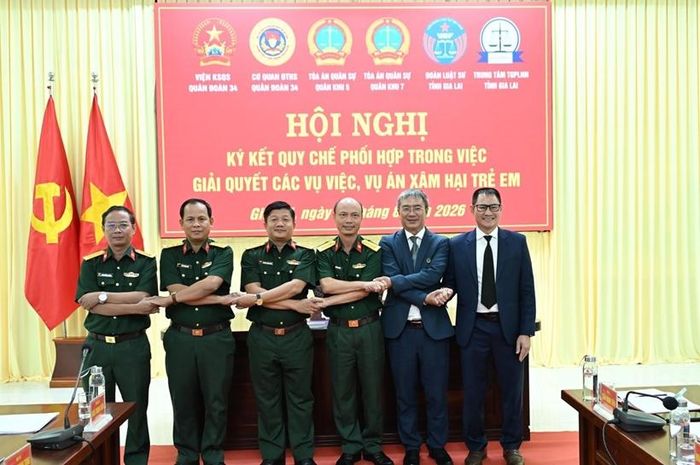  Đồng chí Đại tá Nguyễn Trọng Nghĩa, Viện trưởng VKSQS Quân đoàn 34 chụp ảnh cùng đại diện các cơ quan, đơn vị ký kết.