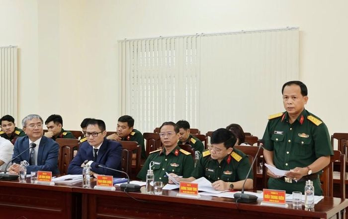  Đồng chí Thượng tá Kiều Trung Kiên, Chánh án Tòa án quân sự Quân khu 7 phát biểu thảo luận tại Hội nghị.