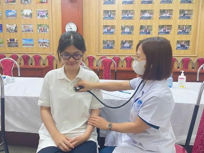 Bác sĩ khám tim mạch, hô hấp cho học sinh bằng ống nghe.