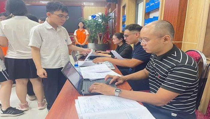 Cán bộ kỹ thuật nhập và chuẩn hóa dữ liệu khám để liên thông lên Hệ thống Hồ sơ sức khỏe điện tử và Học bạ điện tử.
