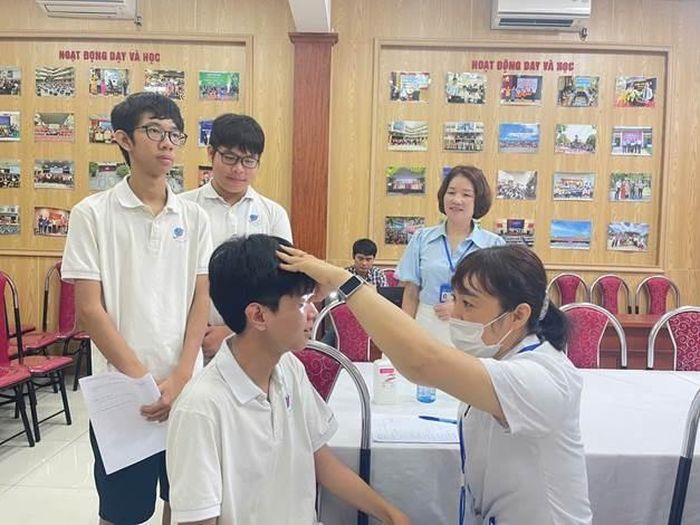  Các bác sĩ Trạm Y tế Cầu Giấy khám mắt cho học sinh