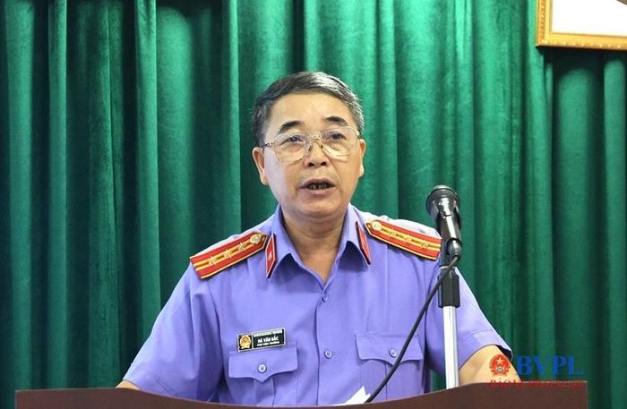 Đồng chí Hà Văn Bắc, Phó Viện trưởng VKSND khu vực 1, phổ biến một số nội dung cơ bản của Nghị quyết số 205 về việc thí điểm VKSND khởi kiện vụ án dân sự để bảo vệ quyền dân sự của nhóm dễ bị tổn thương hoặc bảo vệ lợi ích công.
