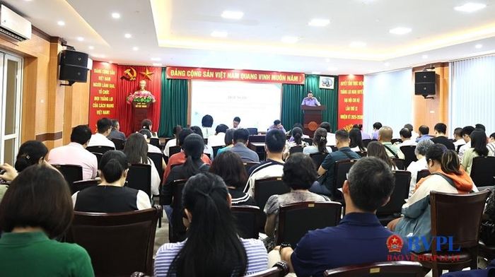 Đại diện các doanh nghiệp lắng nghe nội dung về việc thí điểm VKSND khởi kiện vụ án dân sự để bảo vệ quyền dân sự của nhóm dễ bị tổn thương hoặc bảo vệ lợi ích công.