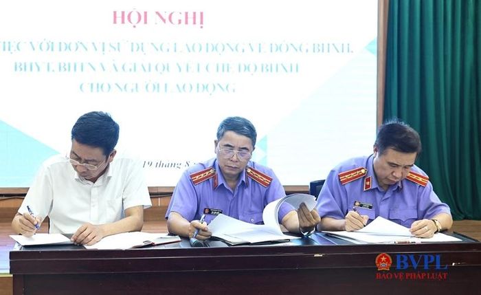 Các đồng chí: Lê Thành Long, Hà Văn Bắc, Lê Quốc Hiệp điều hành thảo luận tại Hội nghị.