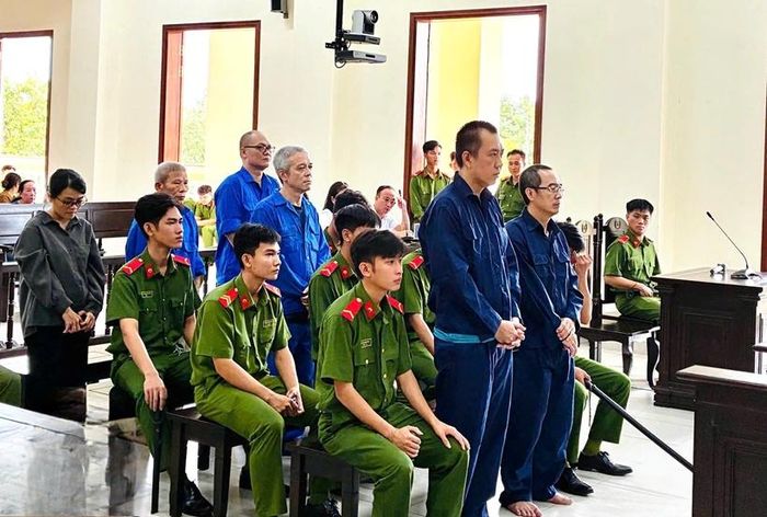 Các bị cáo tại phiên tòa xét xử.