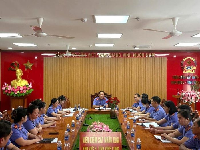 Đồng chí Nguyễn Hoàng Dũng, Bí thư Đảng ủy, Viện trưởng VKSND tỉnh Vĩnh Long phát biểu chỉ đạo tại buổi làm việc.
