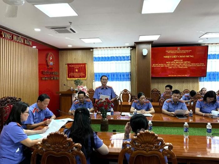 Đồng chí Trương Văn Chói, Viện trưởng VKSND khu vực 5 báo cáo tình hình hoạt động của đơn vị.