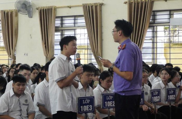  Chương trình Phiên tòa giả định tại Trường THPT Chuyên Chu Văn An.