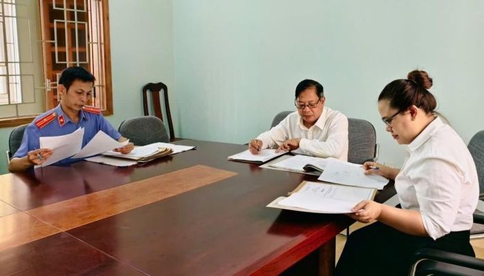  Kiểm sát viên nghiên cứu đối chiếu tài liệu, hồ sơ.