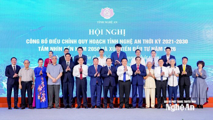 Các đồng chí nguyên lãnh đạo, lãnh đạo Đảng, Nhà nước, tỉnh Nghệ An và các chuyên gia, nhà đầu tư chụp ảnh lưu niệm tại Hội nghị “Công bố điều chỉnh Quy hoạch tỉnh thời kỳ 2021-2030, tầm nhìn đến năm 2050 và xúc tiến đầu tư năm 2026” với chủ đề: “Nghệ An - hiện thực hoá khát vọng phát triển” tổ chức vào ngày 31/7. Ảnh: Phạm Bằng
